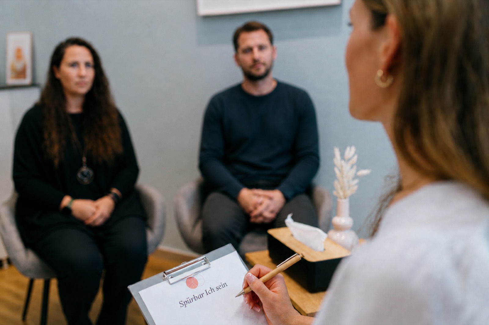 Paartherapie in Düsseldorf: ein Paar im Gespräch mit Stefanie Fronert in ihrer Praxis
