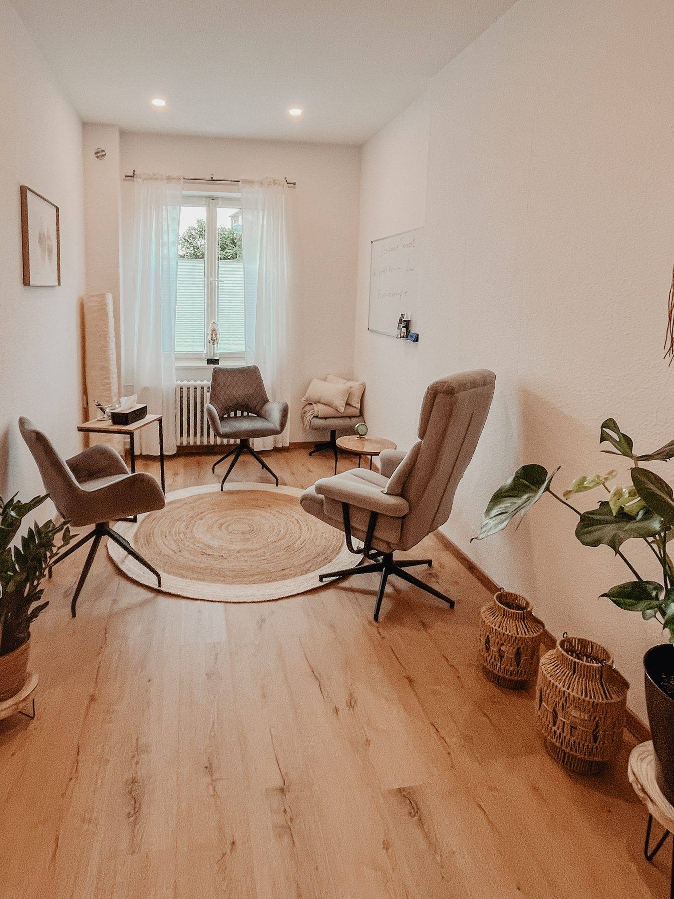 Ruhiger Therapieraum mit Sesseln