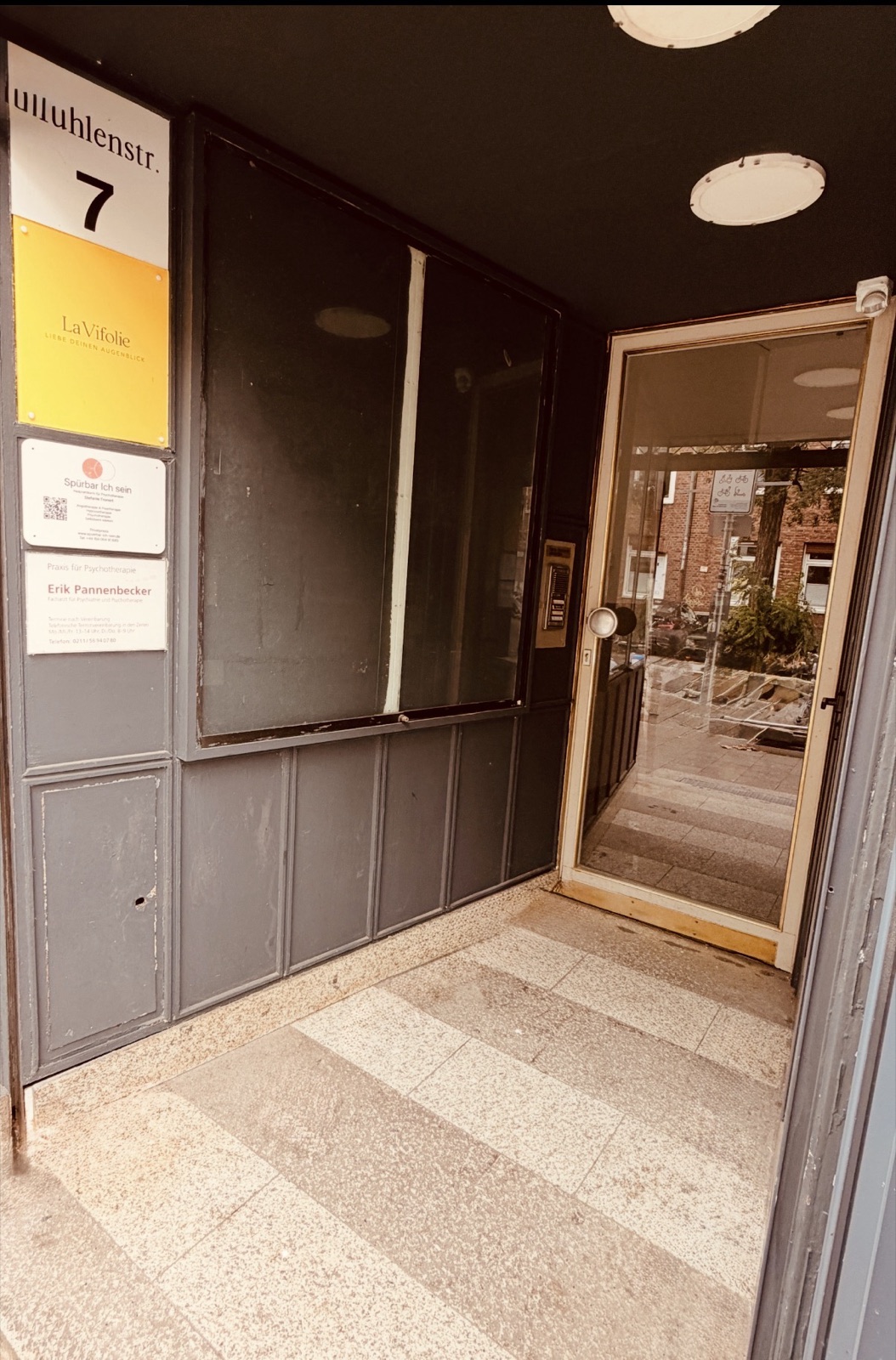 Eingang der Praxis in der Mühlenstraße 7 in der Düsseldorfer Altstadt