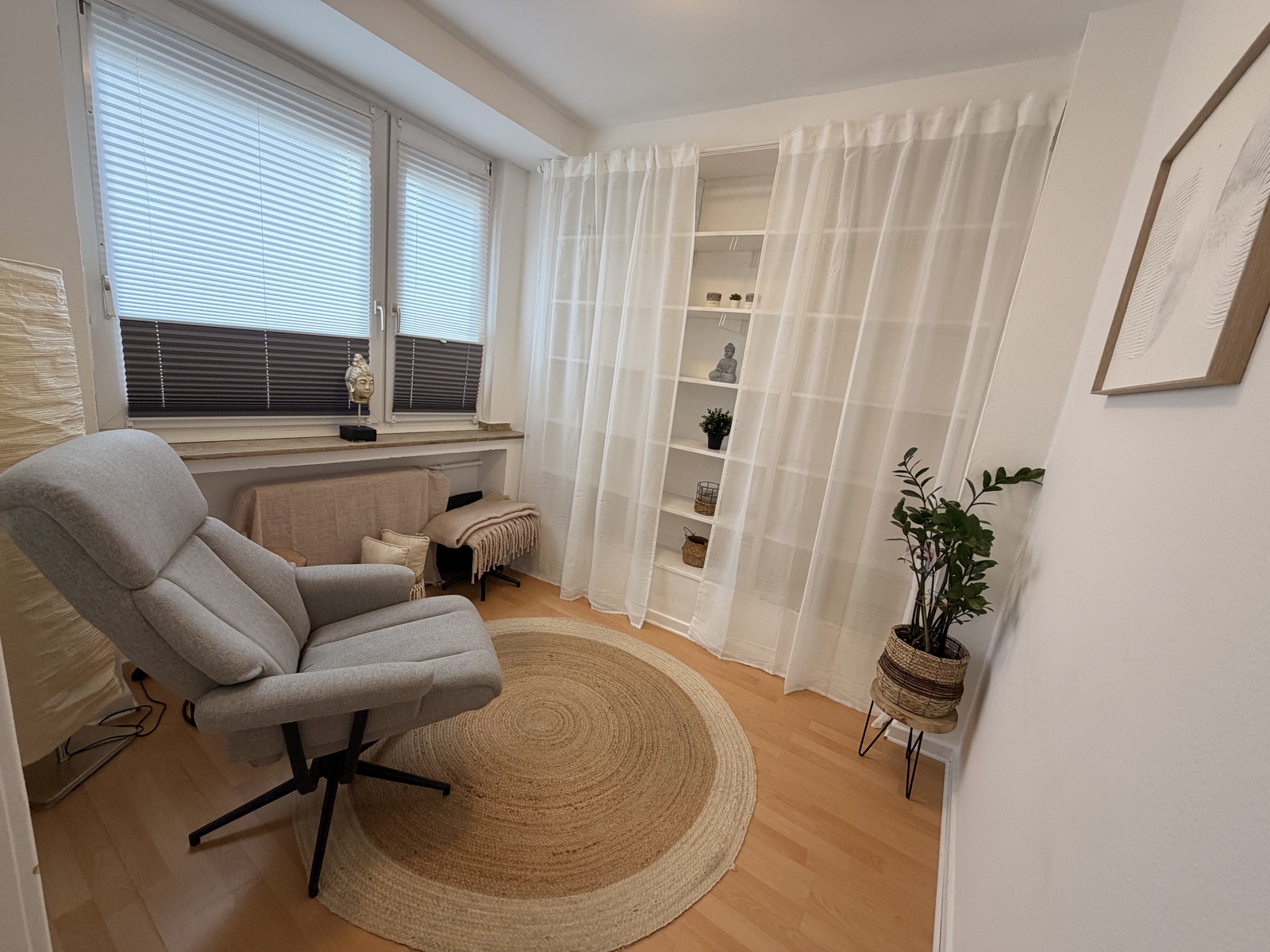 Ruhiger Rückzugsraum mit Relaxsessel, Regal und Pflanzen