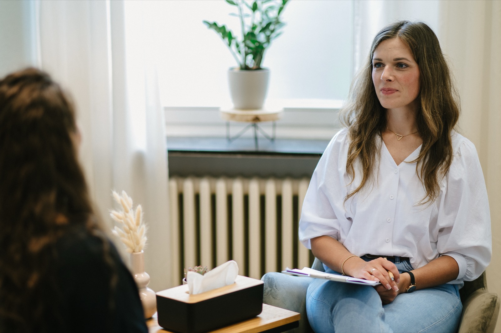 Stefanie Fronert im Gespräch mit einer Klientin in ihrer Praxis