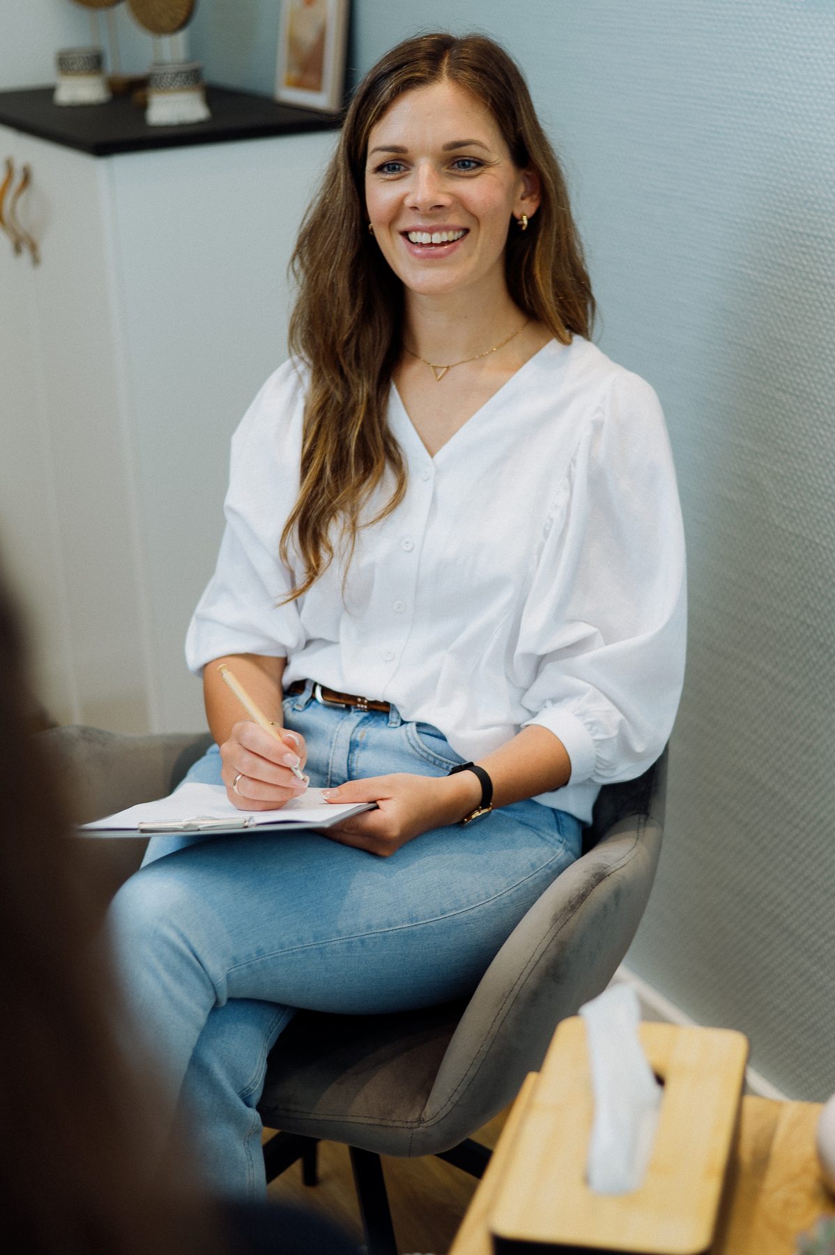 Stefanie Fronert in ihrer Praxis in Düsseldorf