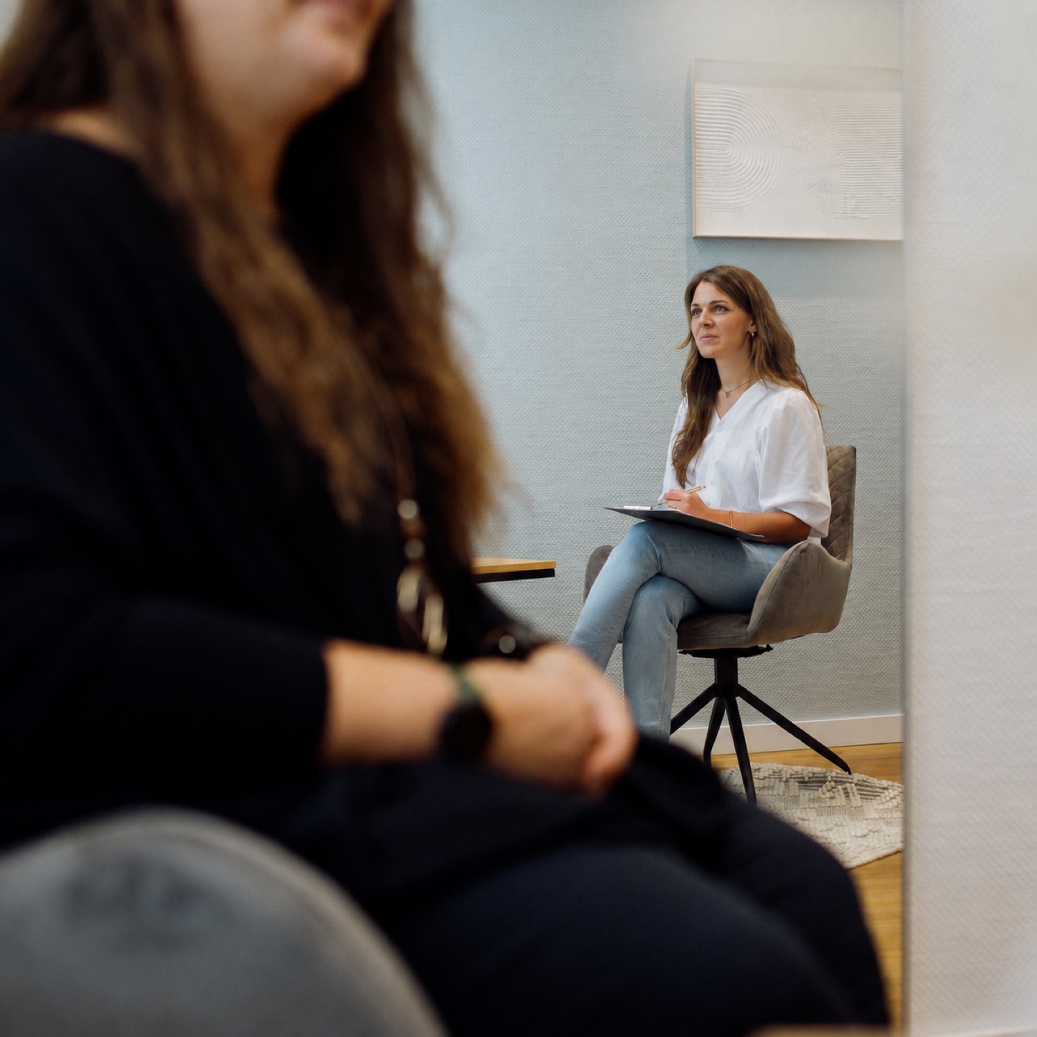 Stefanie Fronert im Gespräch mit einer Klientin in ihrer Praxis
